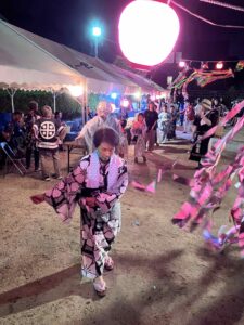 浴衣で盆踊りする女性